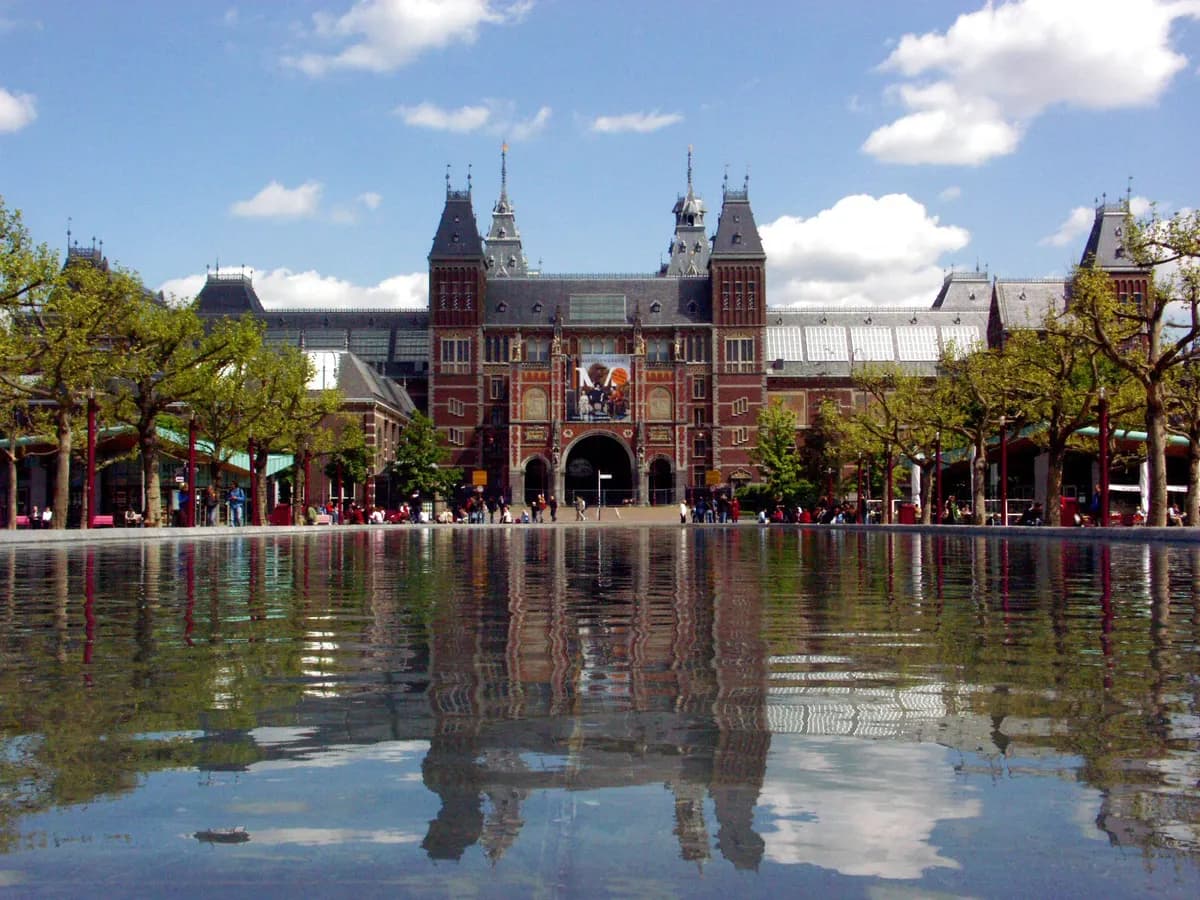 Amsterdam: een neorenaissance museumgebouw met twee torens en een fietstunnel eronder