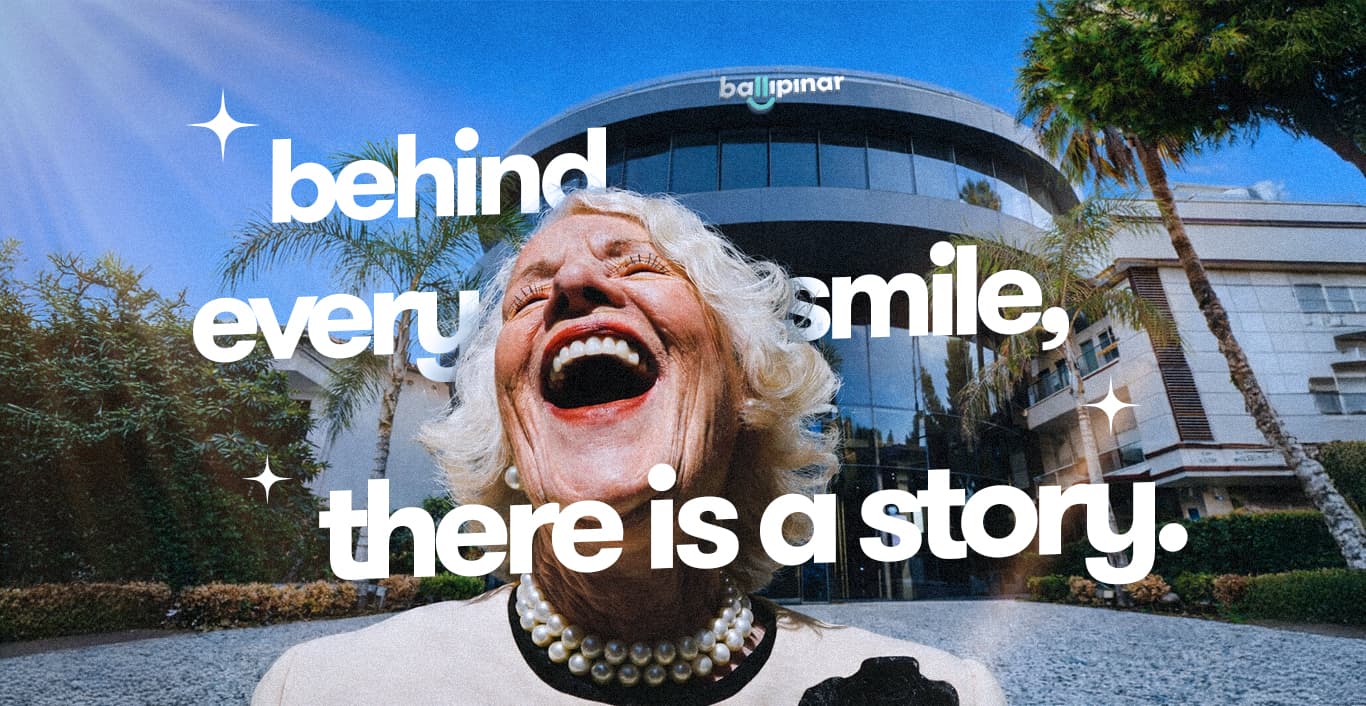 Het klinieksgebouw van Ballıpınar Dental in Antalya, met de tekst 'behind every smile, there is a story' erover heen