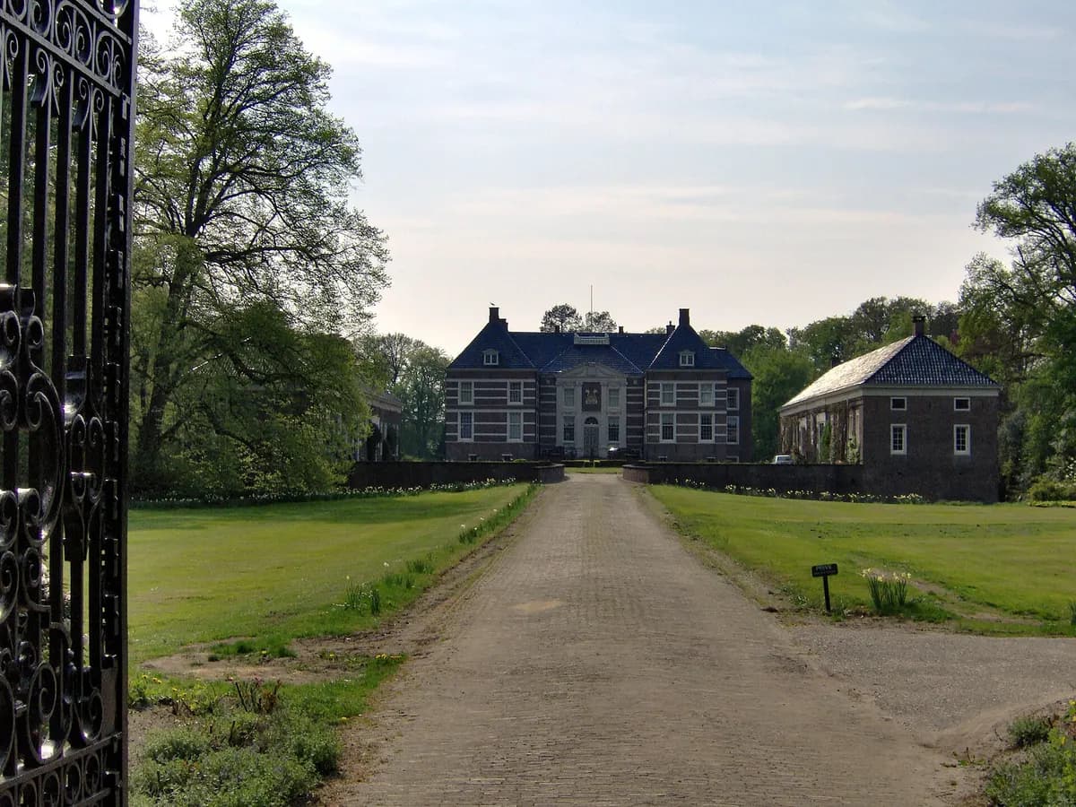 Almelo: een omgracht landhuis met symmetrische voorgevel