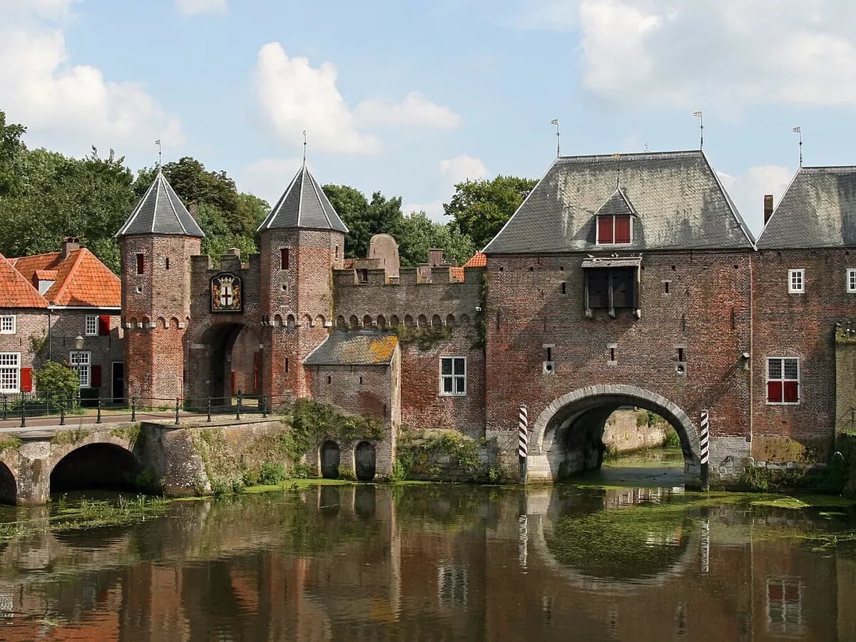 Amersfoort: een middeleeuwse waterpoort met drie torens over de gracht