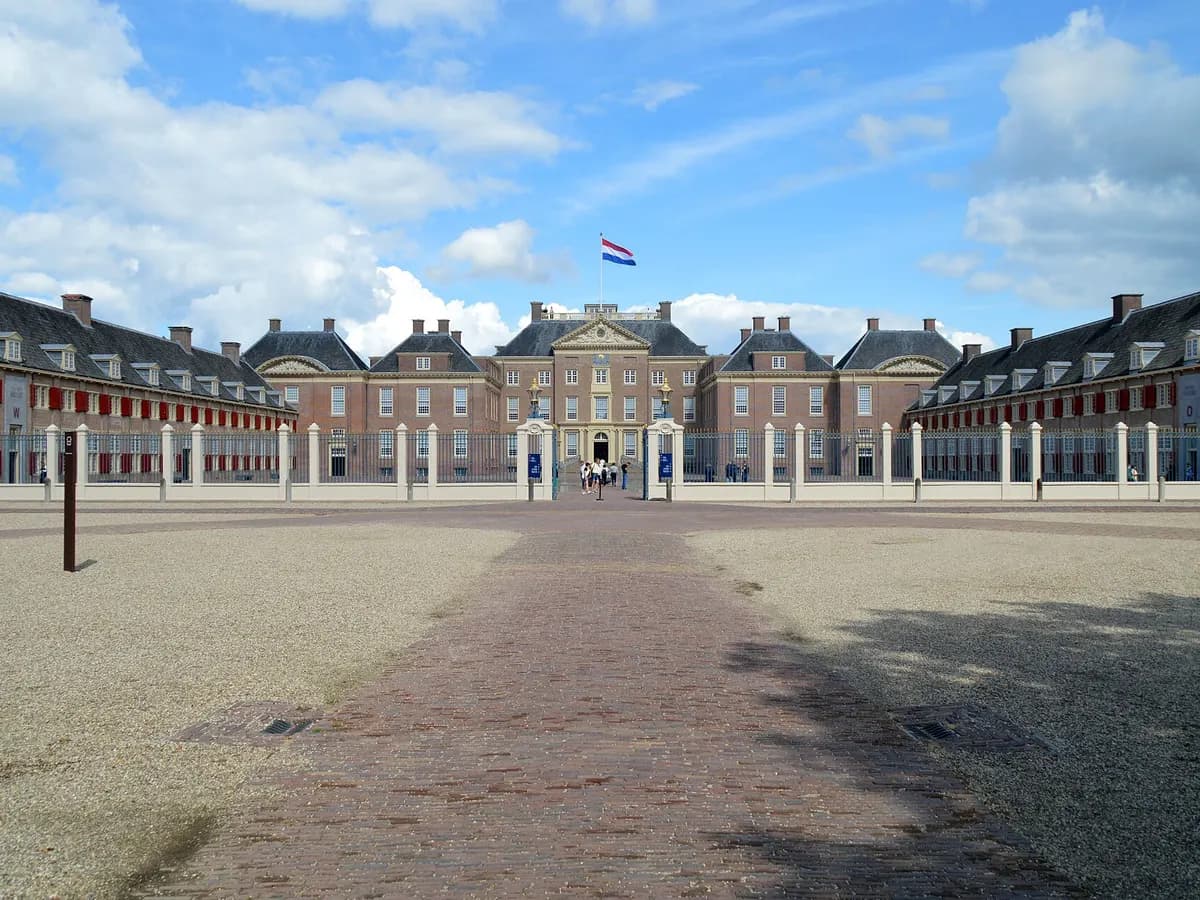 Apeldoorn: een zeventiende-eeuws paleis met symmetrische barokke tuinen