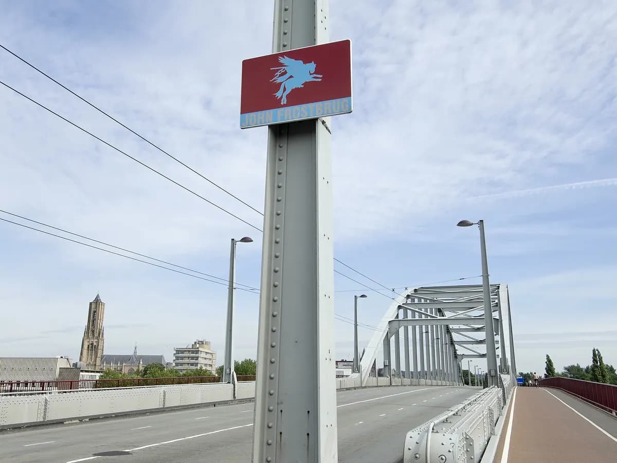 Arnhem: een lange verkeersbrug over de Rijn, bekend uit de slag om Arnhem