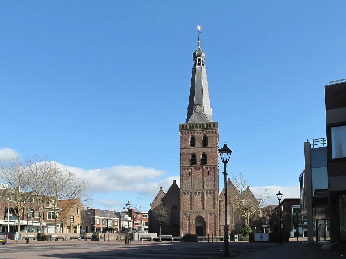 Barneveld: een middeleeuwse dorpskerk met een zadeldaktoren