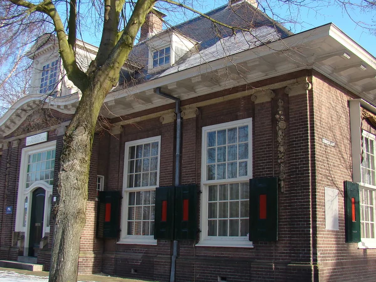 Beverwijk: een gotische kerk met een gedrongen toren in de oude kern