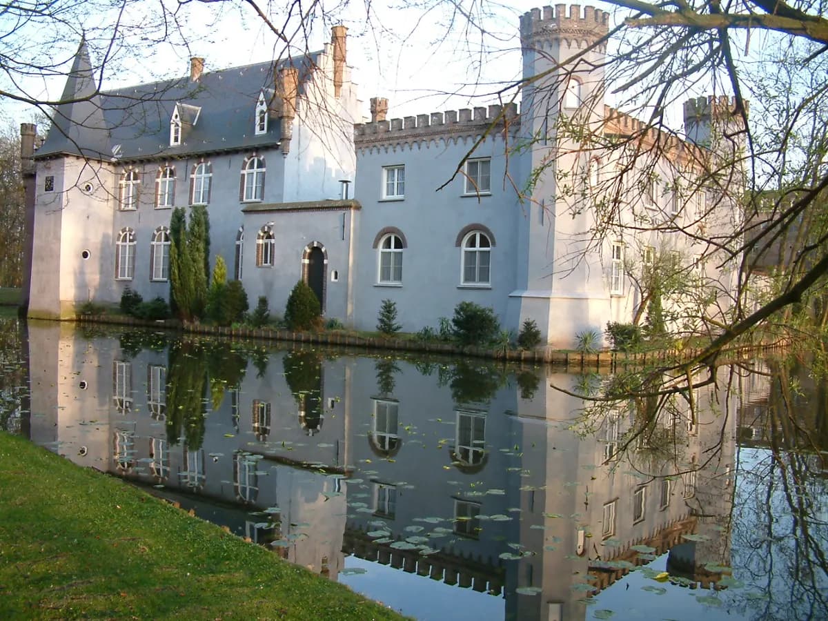 Boxtel: een omgracht kasteel met een parkbos aan de rand van het dorp