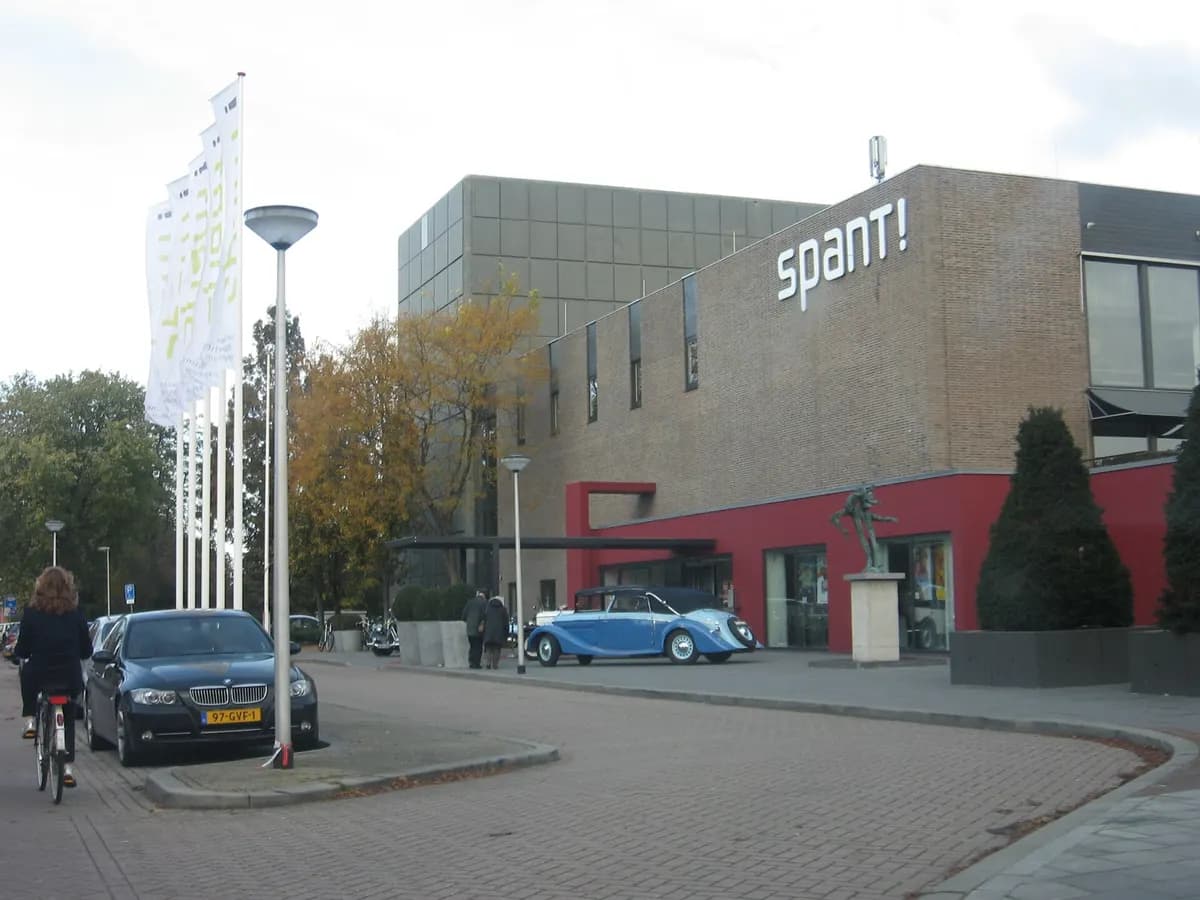 Bussum: een kerk uit het begin van de twintigste eeuw met een markante toren