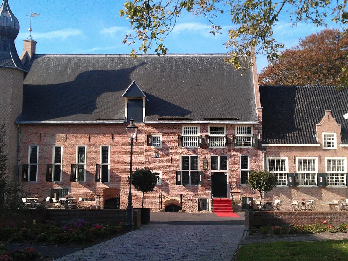 Coevorden: een vestingkasteel met gracht midden in de oude vesting