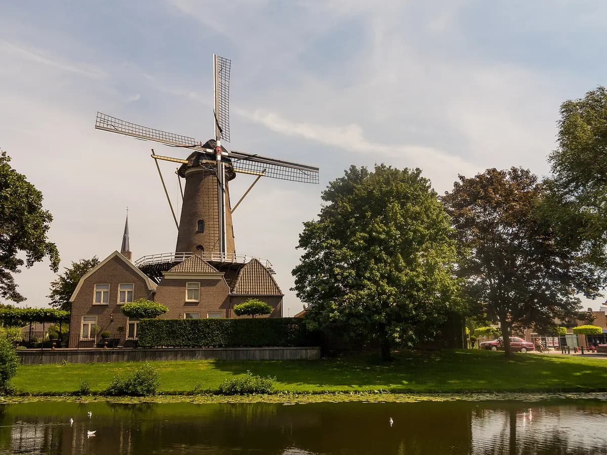 Culemborg: een laatgotisch stadhuis met arcade aan de Markt