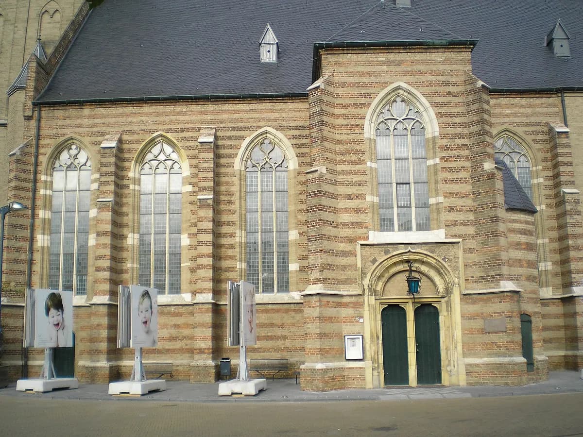 Doetinchem: een laatgotische kerk met een bakstenen toren in het centrum