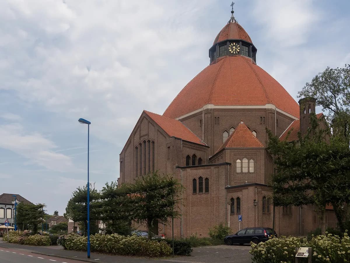Dongen: een neogotische kerk met een forse toren in het dorpscentrum