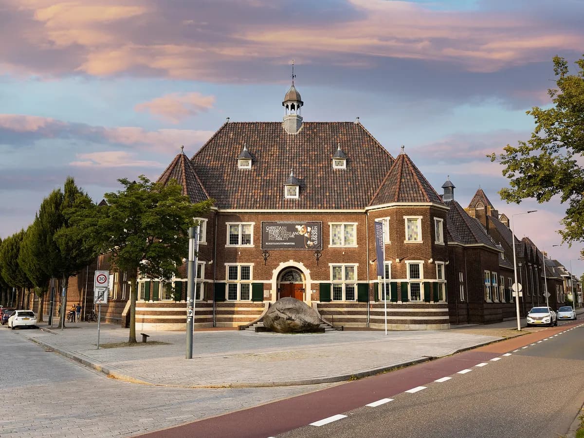 Enschede: een museum voor oude en moderne kunst in een landhuisachtig gebouw