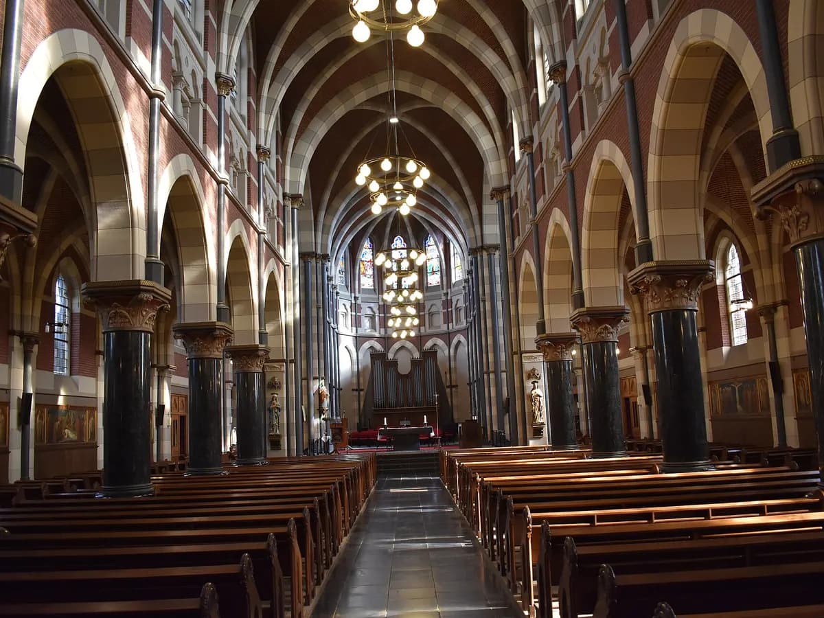 Etten-Leur: een laatgotische kerk met een bakstenen toren