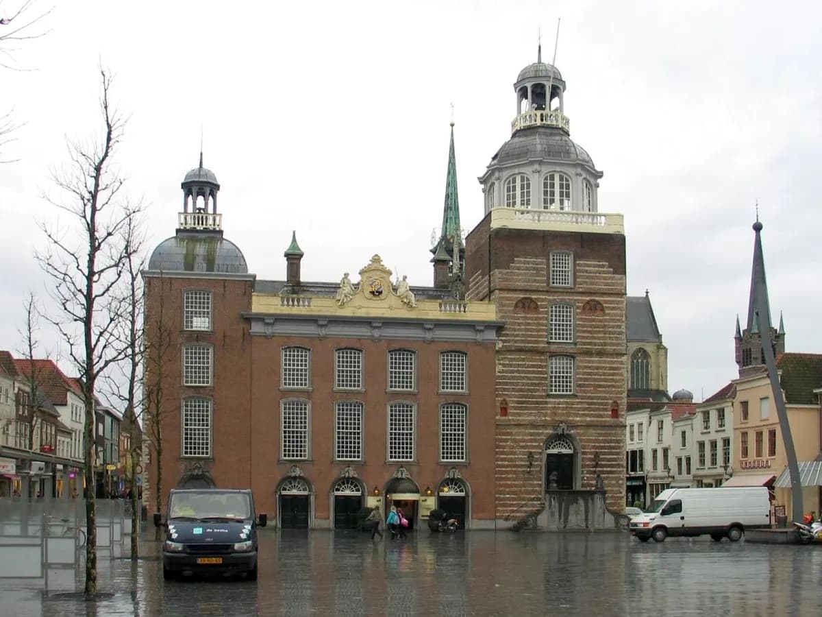Goes: een laatgotisch stadhuis met een sierlijke gevel aan de Grote Markt