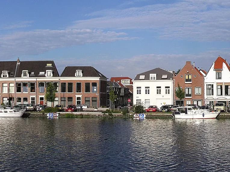 Haarlem: een middeleeuwse stadspoort van baksteen met twee ronde torens