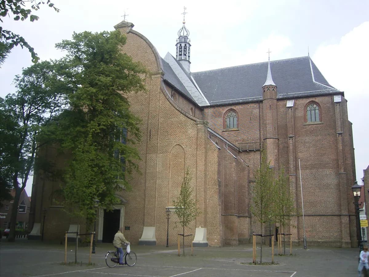 Harderwijk: een gotische kerk met een gedrongen toren in de oude vestingstad