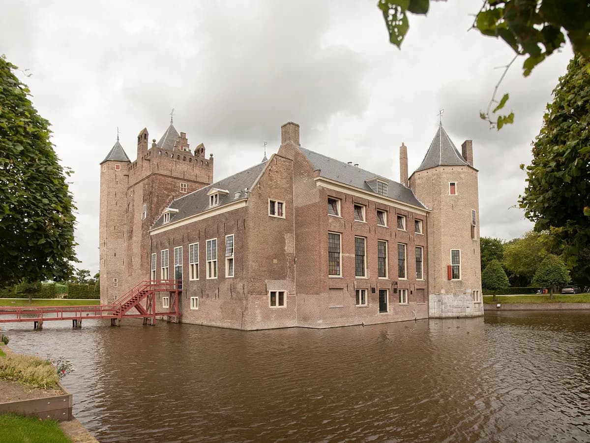 Heemskerk: een middeleeuws kasteel met vier hoektorens en een gracht