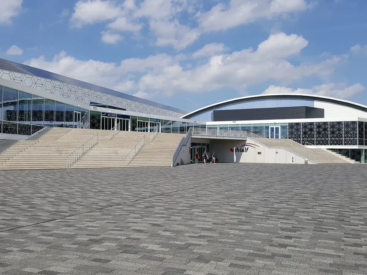 Heerenveen: een moderne overdekte ijsbaan met een gewelfd dak