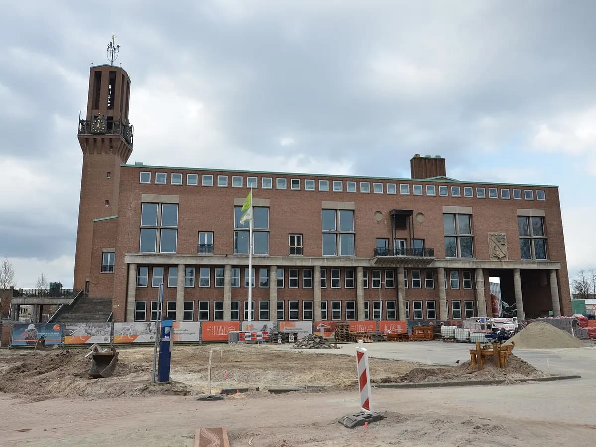 Hengelo: een naoorlogs stadhuis van baksteen met een klokkentoren