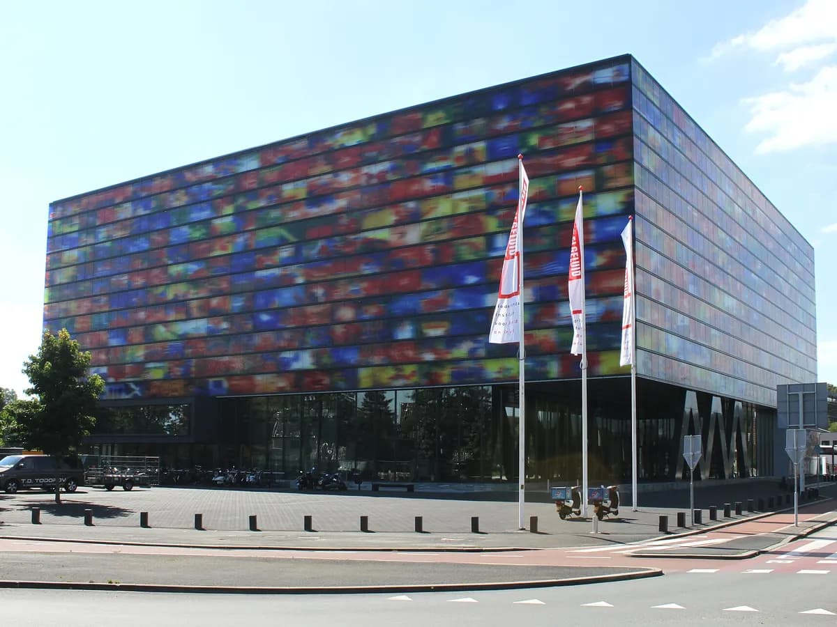 Hilversum: een modern mediagebouw met gekleurde glazen gevelpanelen