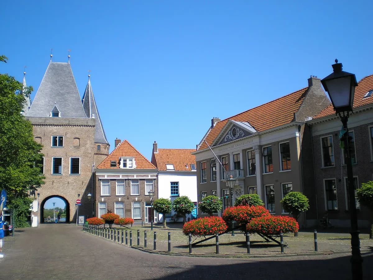 Kampen: een middeleeuwse stadspoort met twee ronde torens aan de IJssel