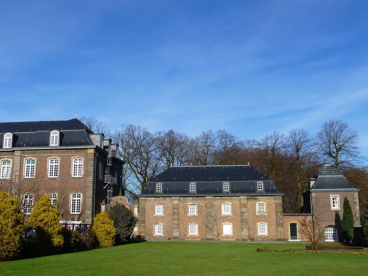 Kerkrade: een middeleeuwse abdij met een romaanse kerk en kloostergebouwen