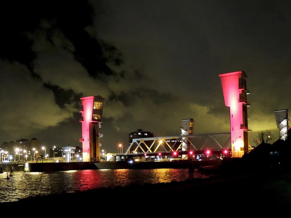 Krimpen aan den IJssel: een stormvloedkering met twee hefdeuren over de Hollandsche IJssel