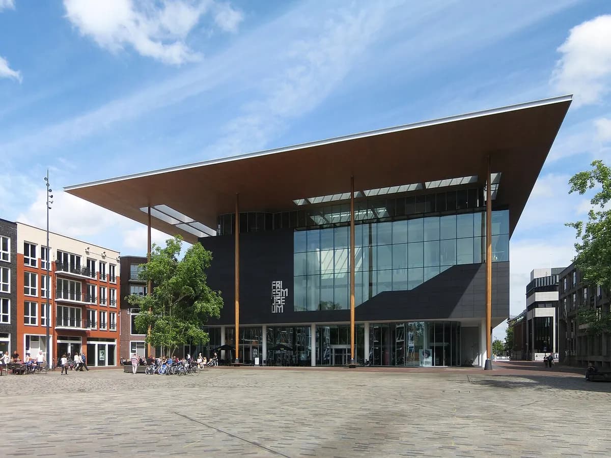 Leeuwarden: een modern museumgebouw aan het Wilhelminaplein
