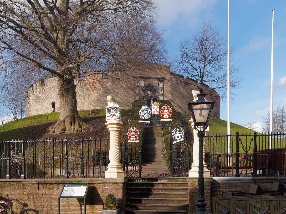 Leiden: een ronde middeleeuwse burcht op een kunstmatige heuvel in het centrum