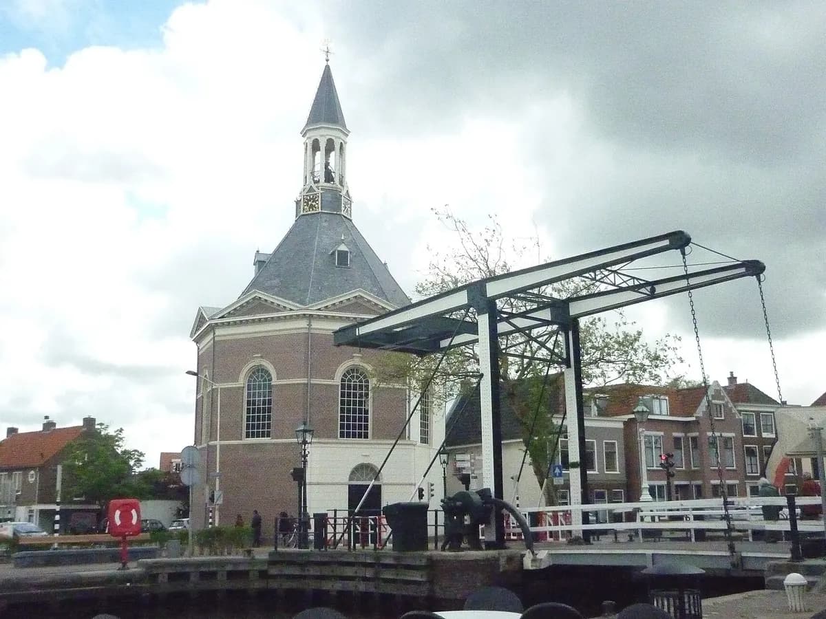 Leidschendam: een dorpskerk aan de vaart met een sluis ernaast