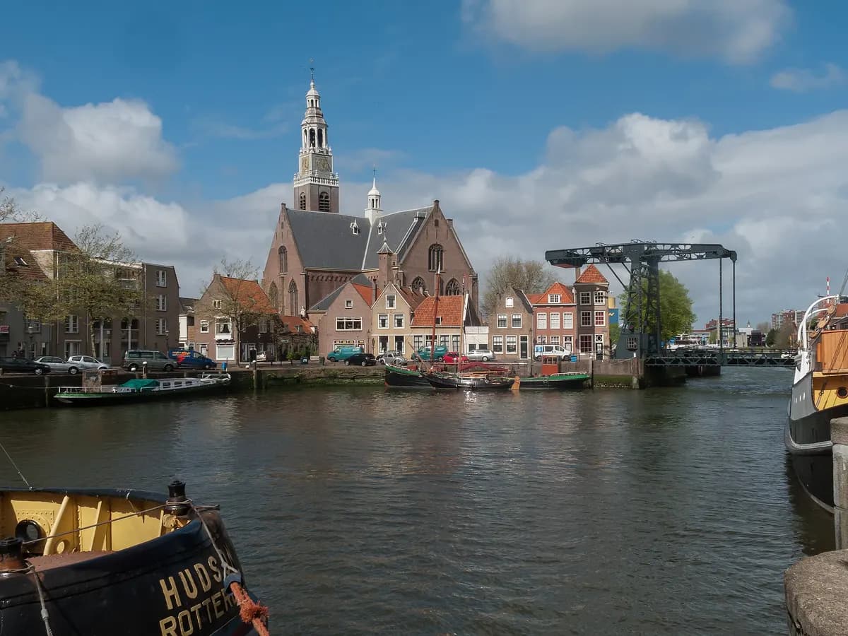 Maassluis: een gotische kerk met een hoge toren boven de haven