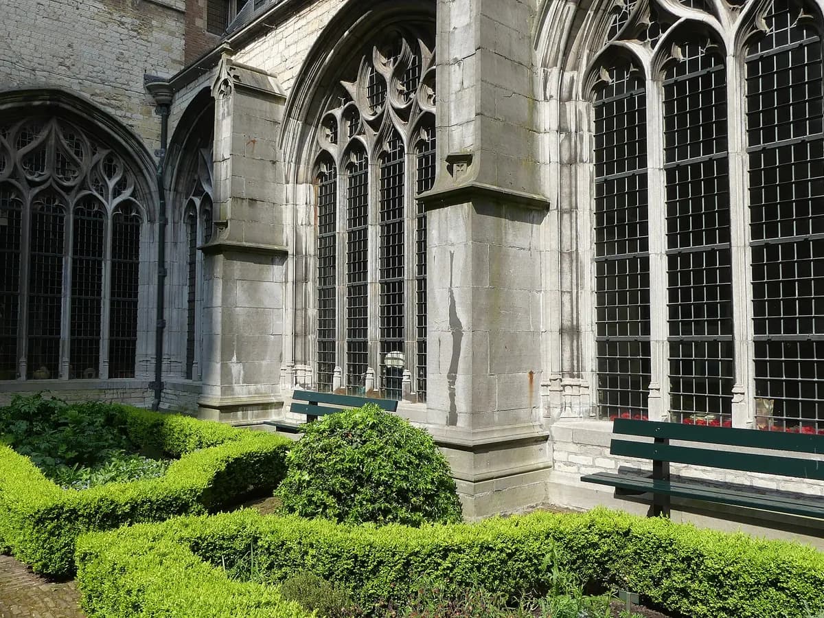 Middelburg: een middeleeuws abdijcomplex met binnenhof en een hoge toren