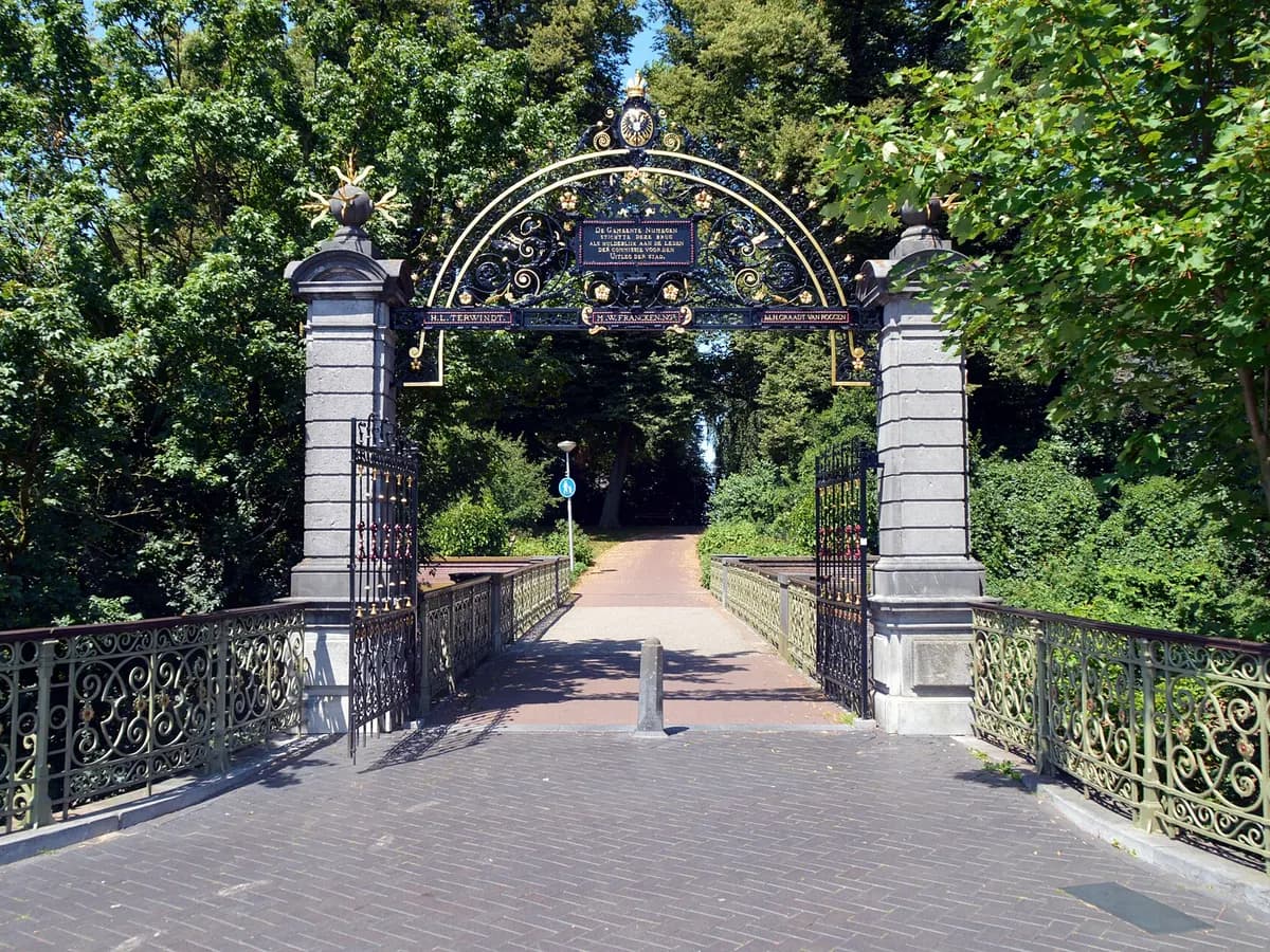 Nijmegen: een park op een heuvel boven de Waal met een romaanse kapel