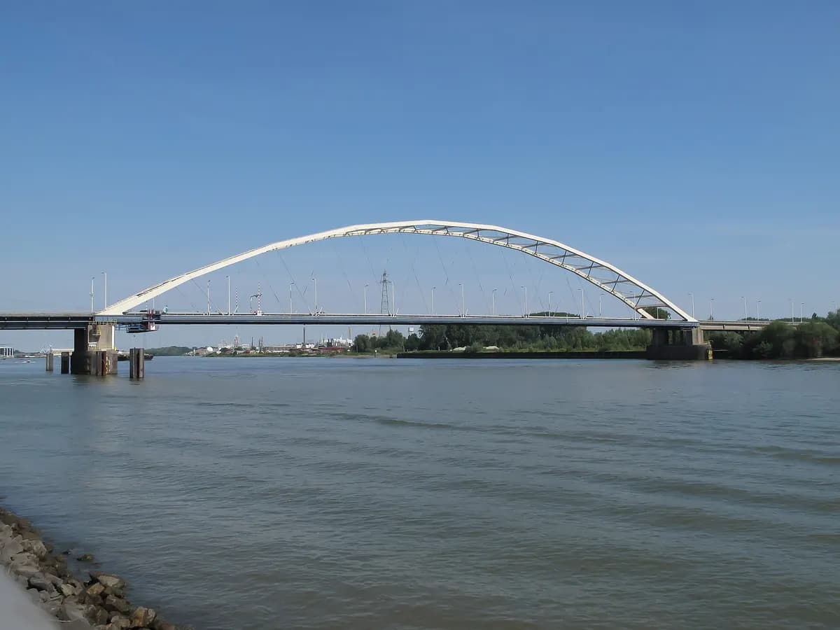 Papendrecht: een lange stalen brug over de Beneden-Merwede