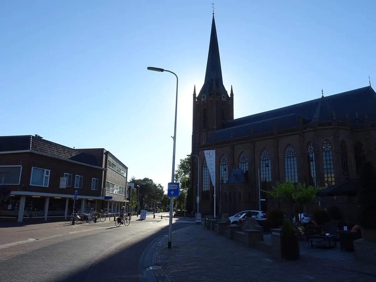 Raalte: een Sallands dorp met een kerktoren boven de bebouwing