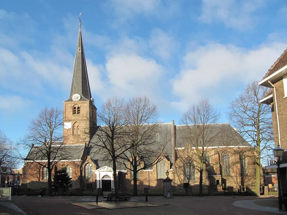 Rijswijk: een oude dorpskerk met een gedrongen toren tussen bomen