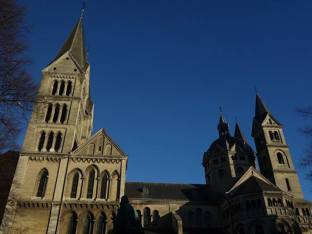 Roermond: een romaanse kerk met vier torens aan een plein
