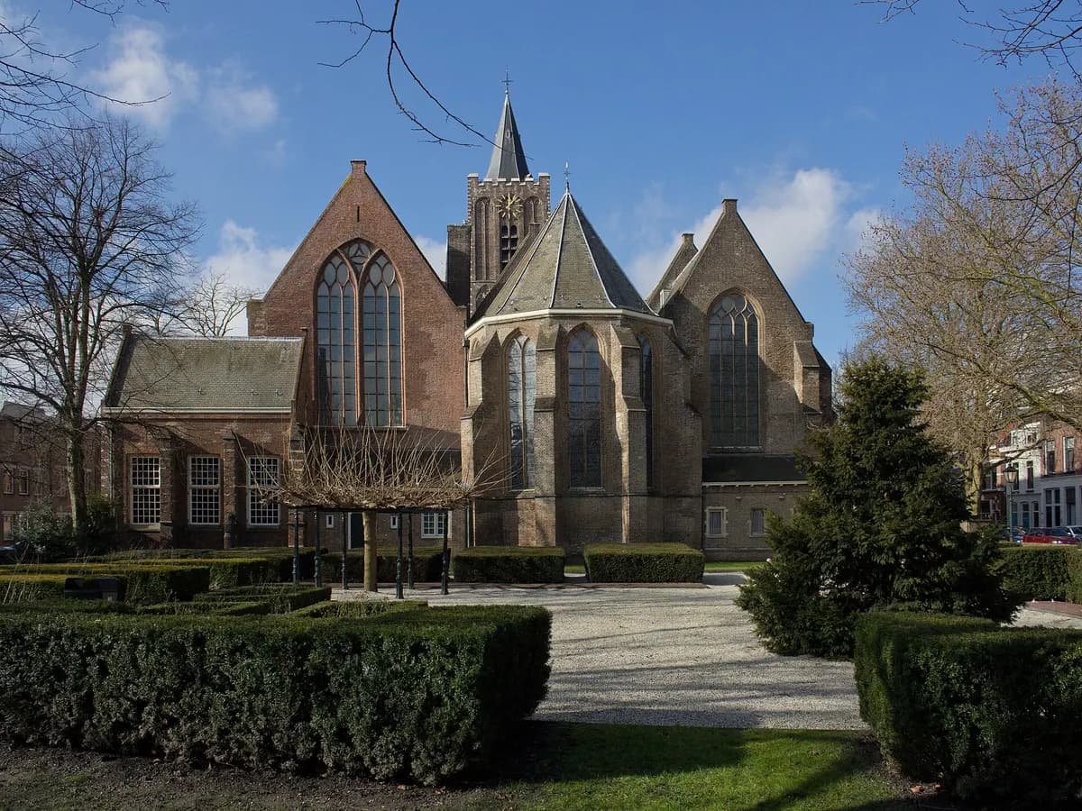 Schiedam: een gotische kerk met een gedrongen toren boven de oude binnenstad
