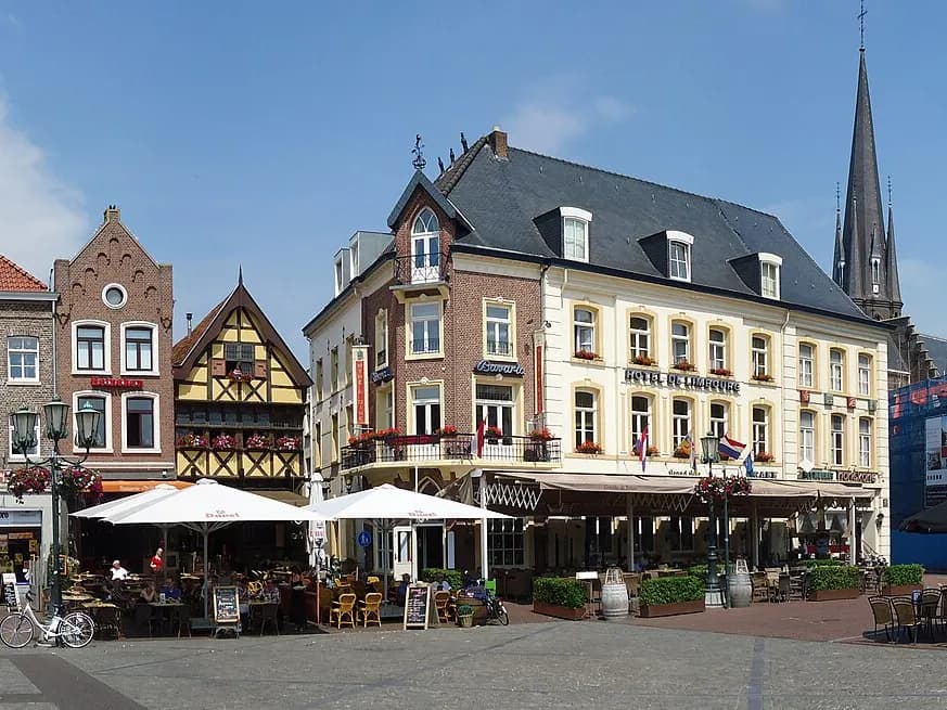 Sittard: een plein met historische gevels en een barokke kerk