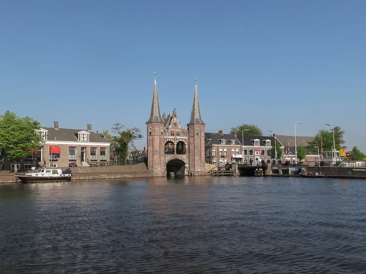 Sneek: een zeventiende-eeuwse waterpoort met twee torens over het water