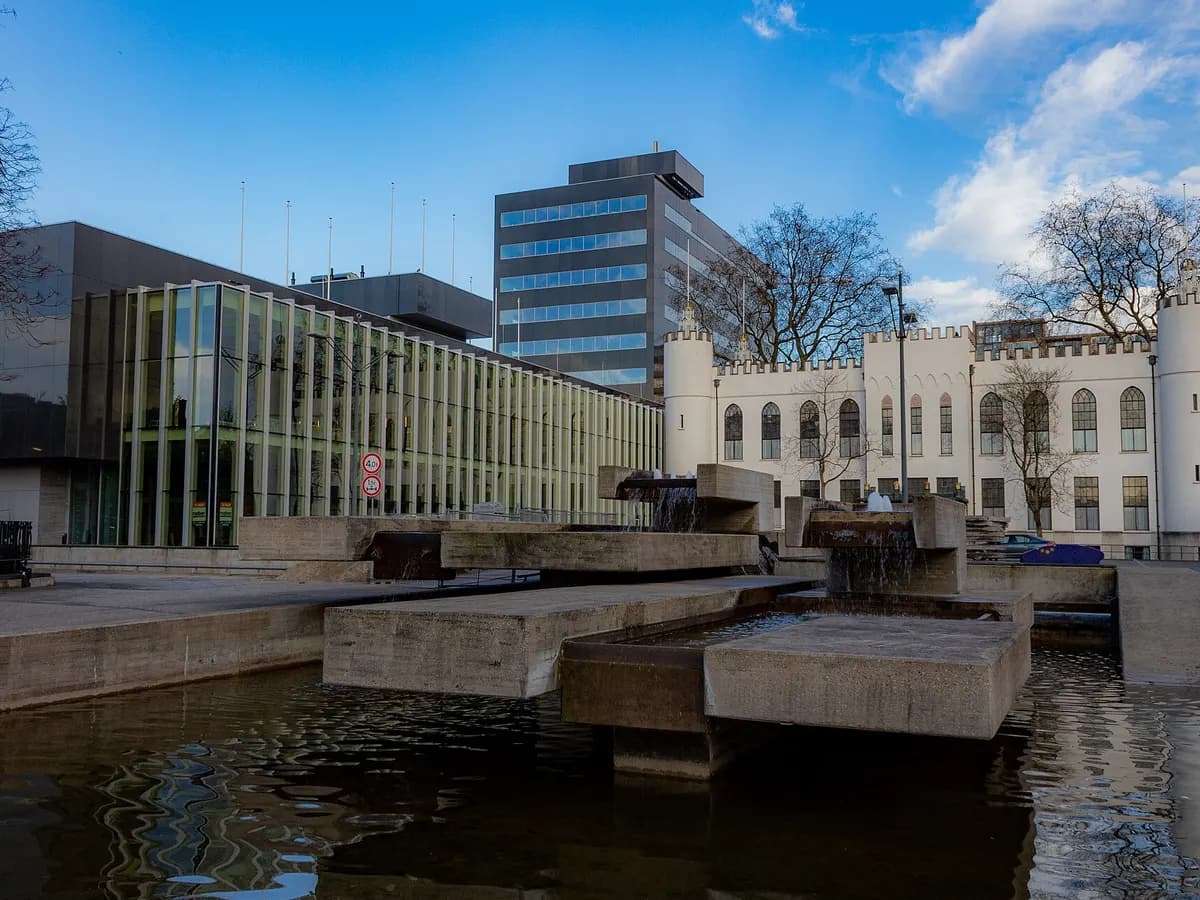 Tilburg: een negentiende-eeuws paleis dat als stadhuis dienstdoet, met de moderne raadhuisvleugel ernaast