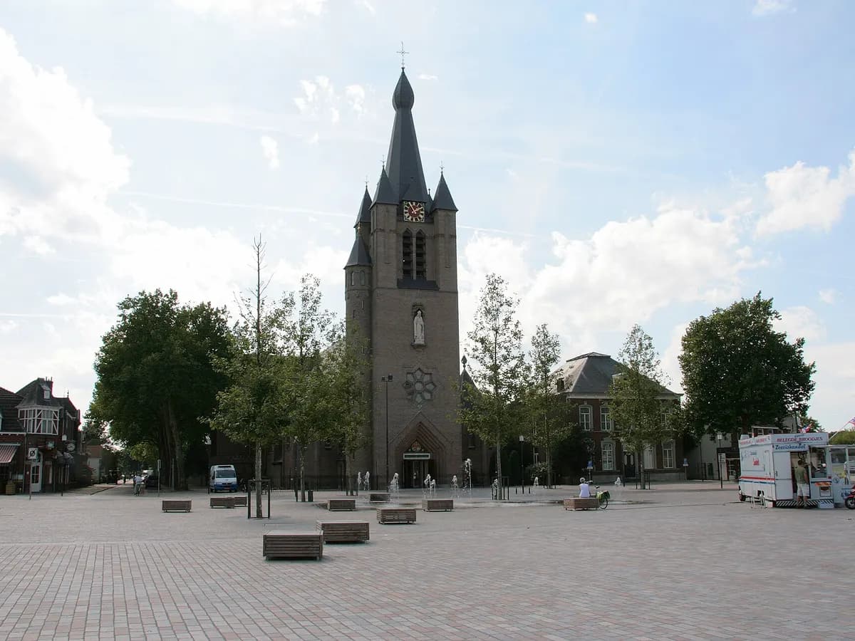 Valkenswaard: een neogotische kerk met een hoge spits aan de markt