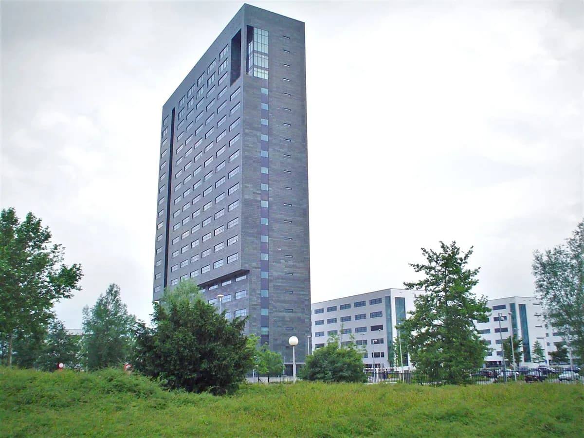 Veldhoven: een neogotische kerk met een slanke toren