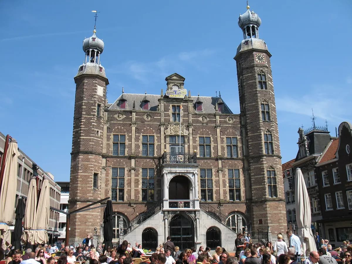 Venlo: een renaissance stadhuis met dubbele bordestrap aan de markt