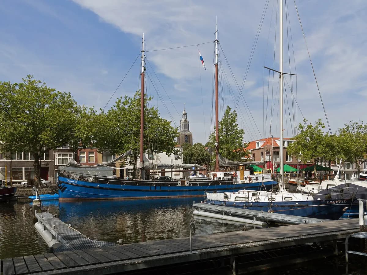 Vlaardingen: een gotische kerk met een gedrongen toren boven de oude haven