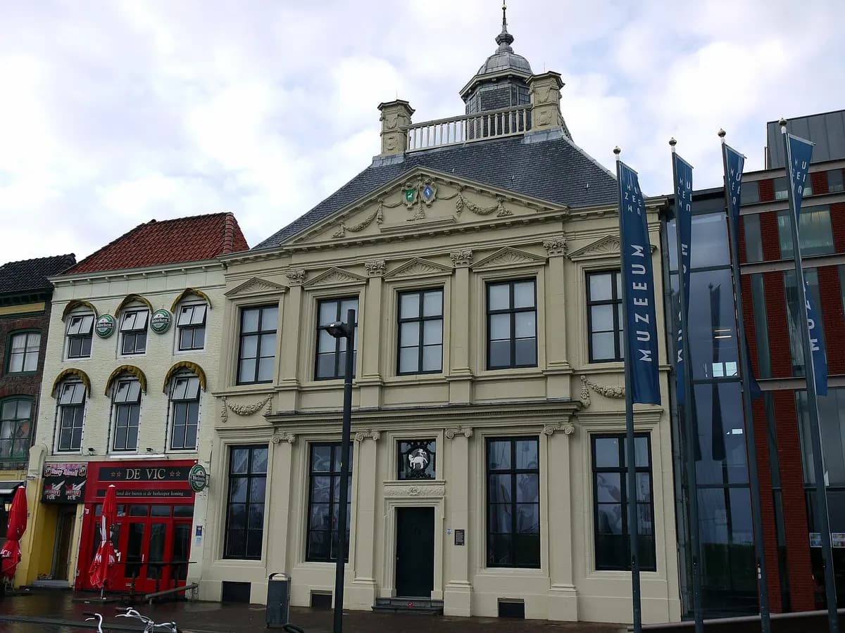 Vlissingen: een middeleeuwse toren aan de boulevard bij de Westerschelde