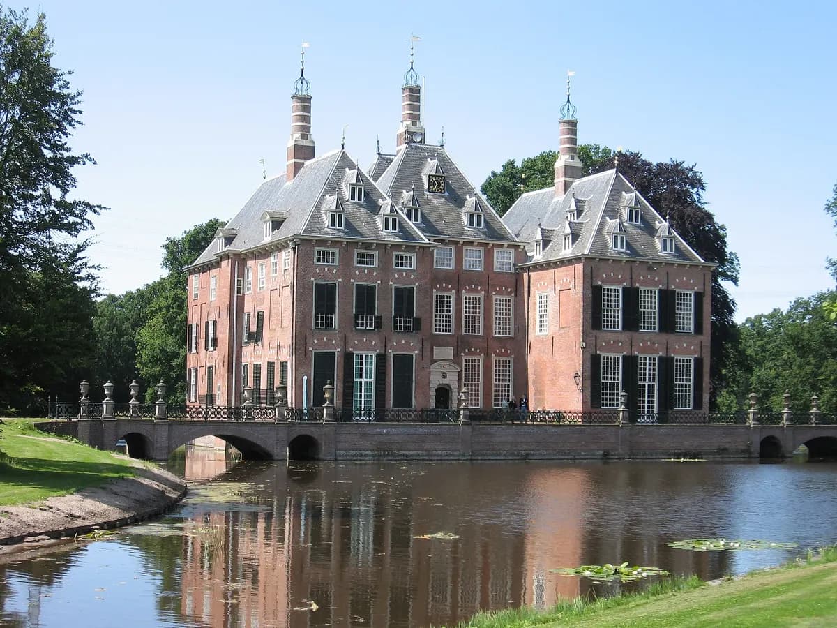 Voorschoten: een omgracht kasteel met symmetrische voorgevel en parkbos
