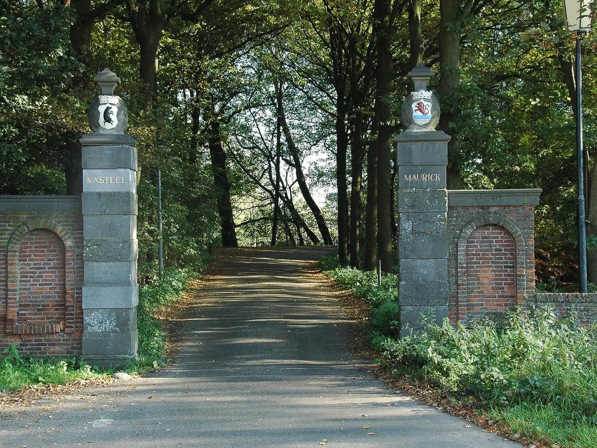 Vught: een omgracht kasteel met een parkbos aan de rand van het dorp