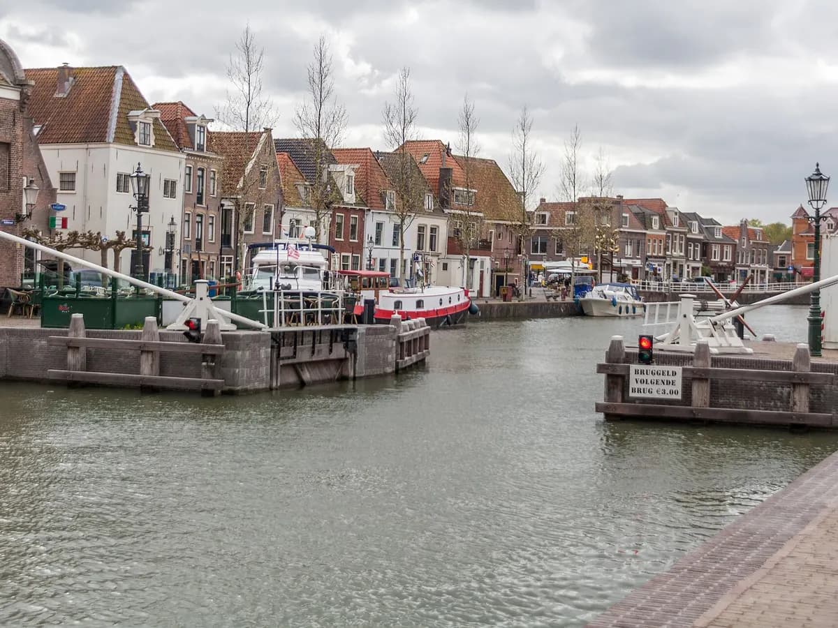 Weesp: een achttiende-eeuws stadhuis met een klassieke gevel aan de Nieuwstraat