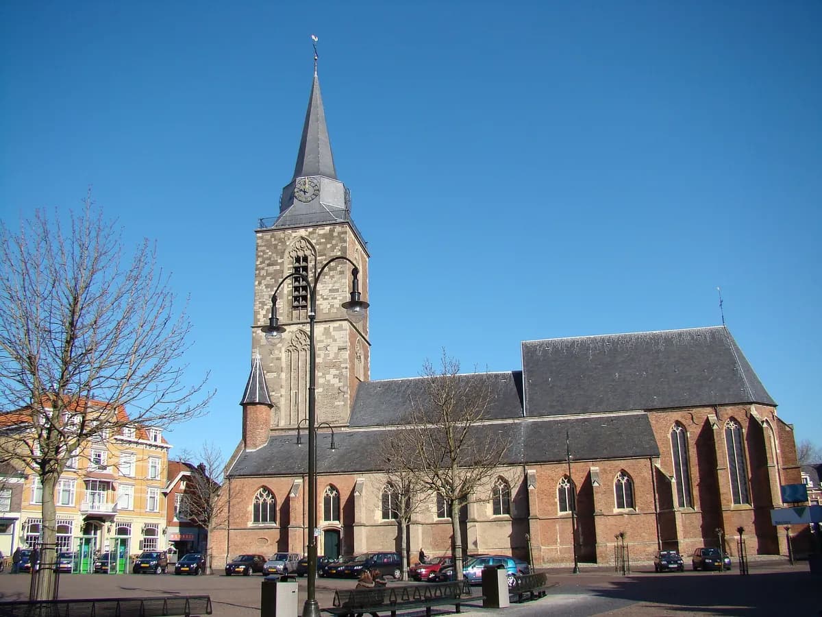 Winterswijk: een middeleeuwse kerk met een zware bakstenen toren