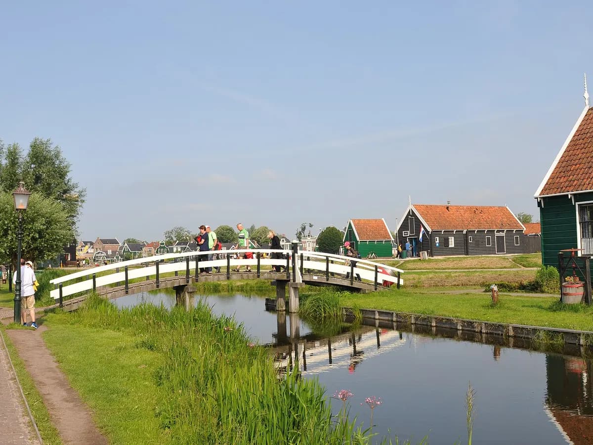Zaandam: groene houten huizen en industriemolens langs de Zaan